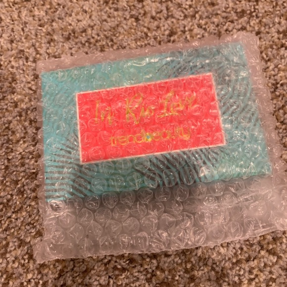 Trend Beauty ‘In Rio Love’ Eyeshadow Palette - Picture 2 of 6